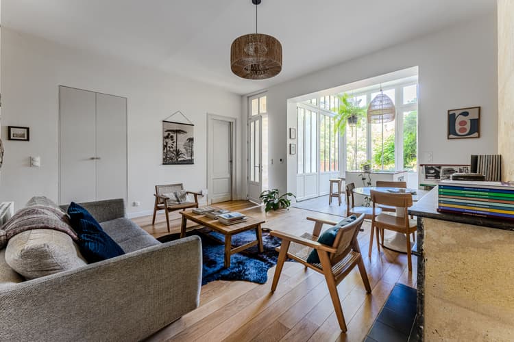 Photo de la location a temps partiel de : Appartement avec jardin et piscine, proche de la gare Saint-Jean et des capucins à Bordeaux